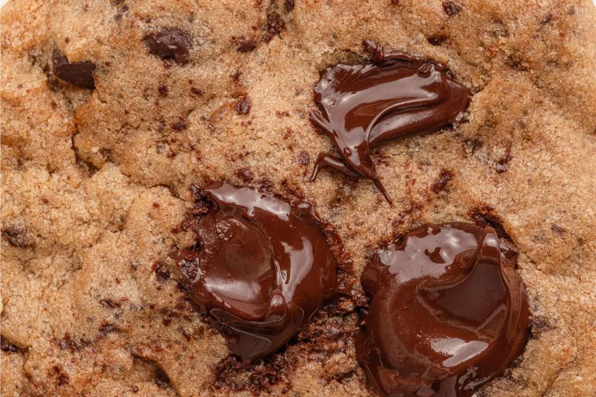 laura-todd-dark-classique-cookie-chocolat-noir-bo-te-de-4-fondant image 2