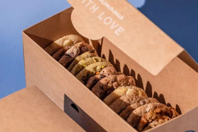 laura-todd-nos-coffrets-coffret-16-cookies-assortis-16x50g-moelleux image 1