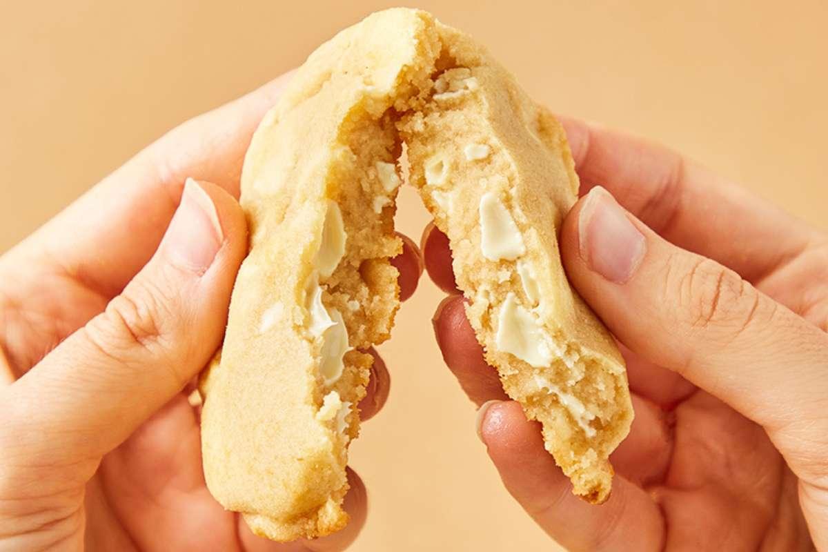 laura-todd-big-moelleux-chocowhite-cookie-blanc-bo-te-de-5 image 3