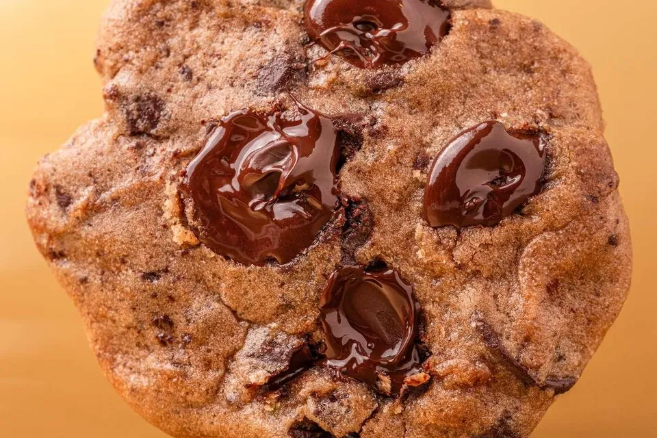 laura-todd-dark-classique-cookie-chocolat-noir-bo-te-de-4-fondant image 1